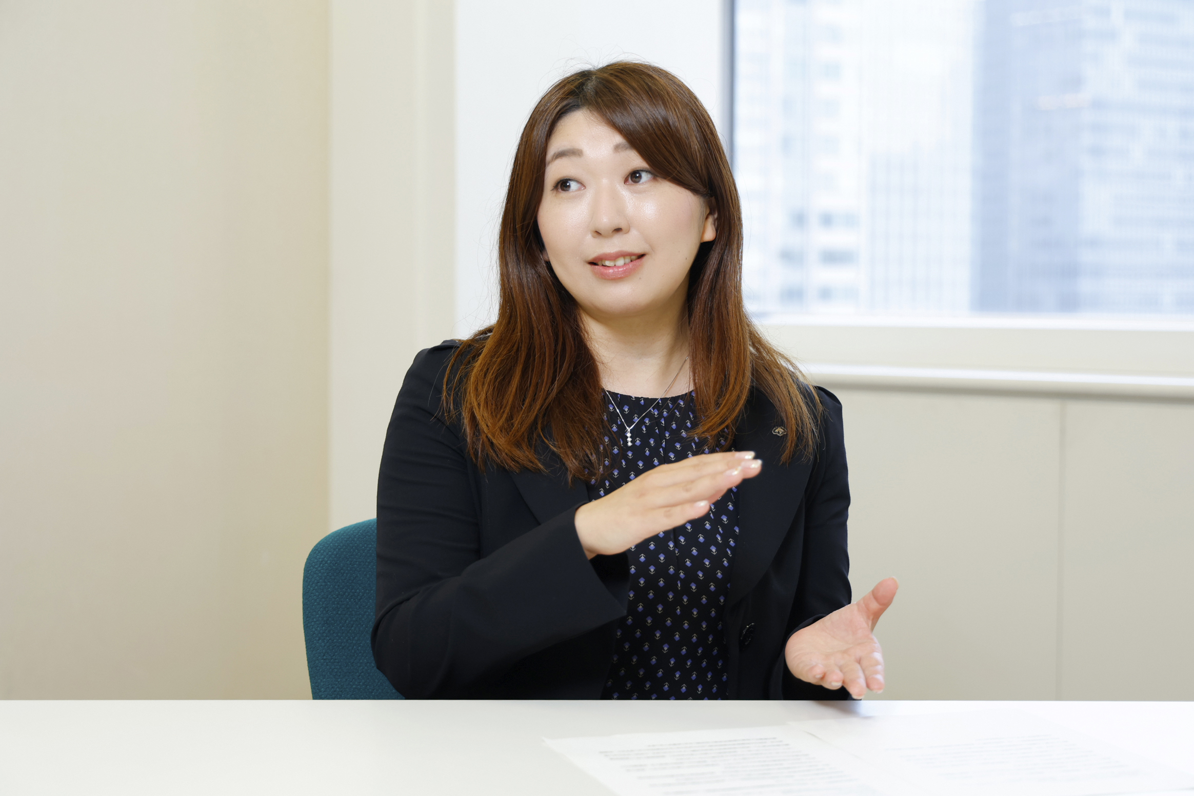 「証券担保ローン」の説明をする内藤菜々子