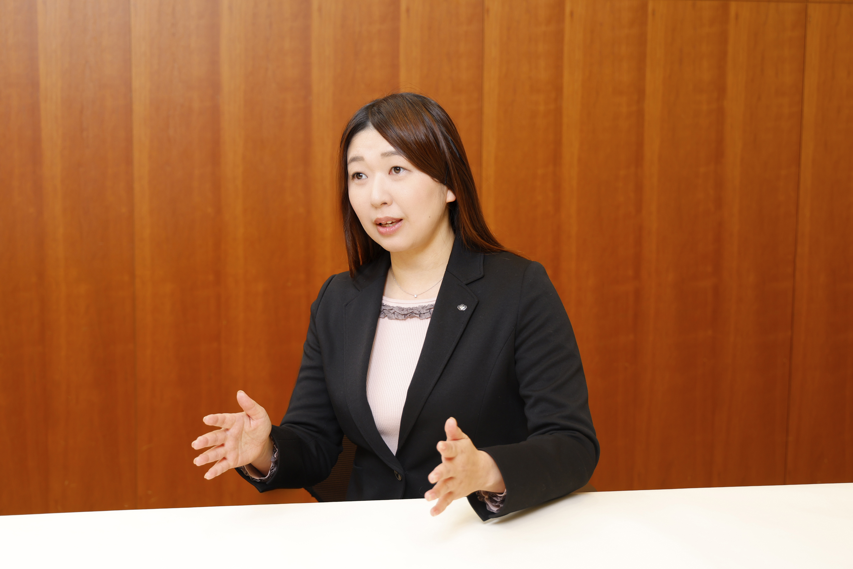 「証券担保ローン」の説明をする内藤菜々子